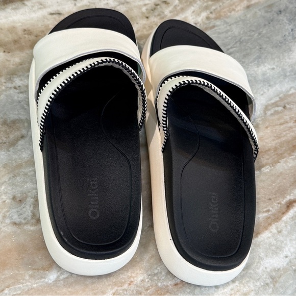Women’s OLUKAI Pae white and black leather slide sandals- Size 9 - Picture 4 of 7
